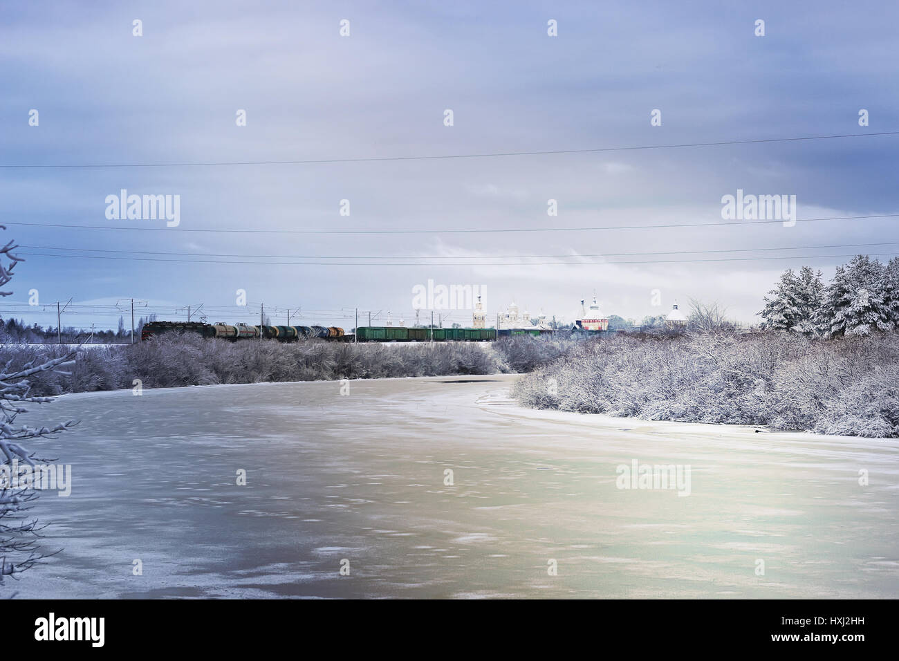 Inverno fiume in foresta Foto Stock