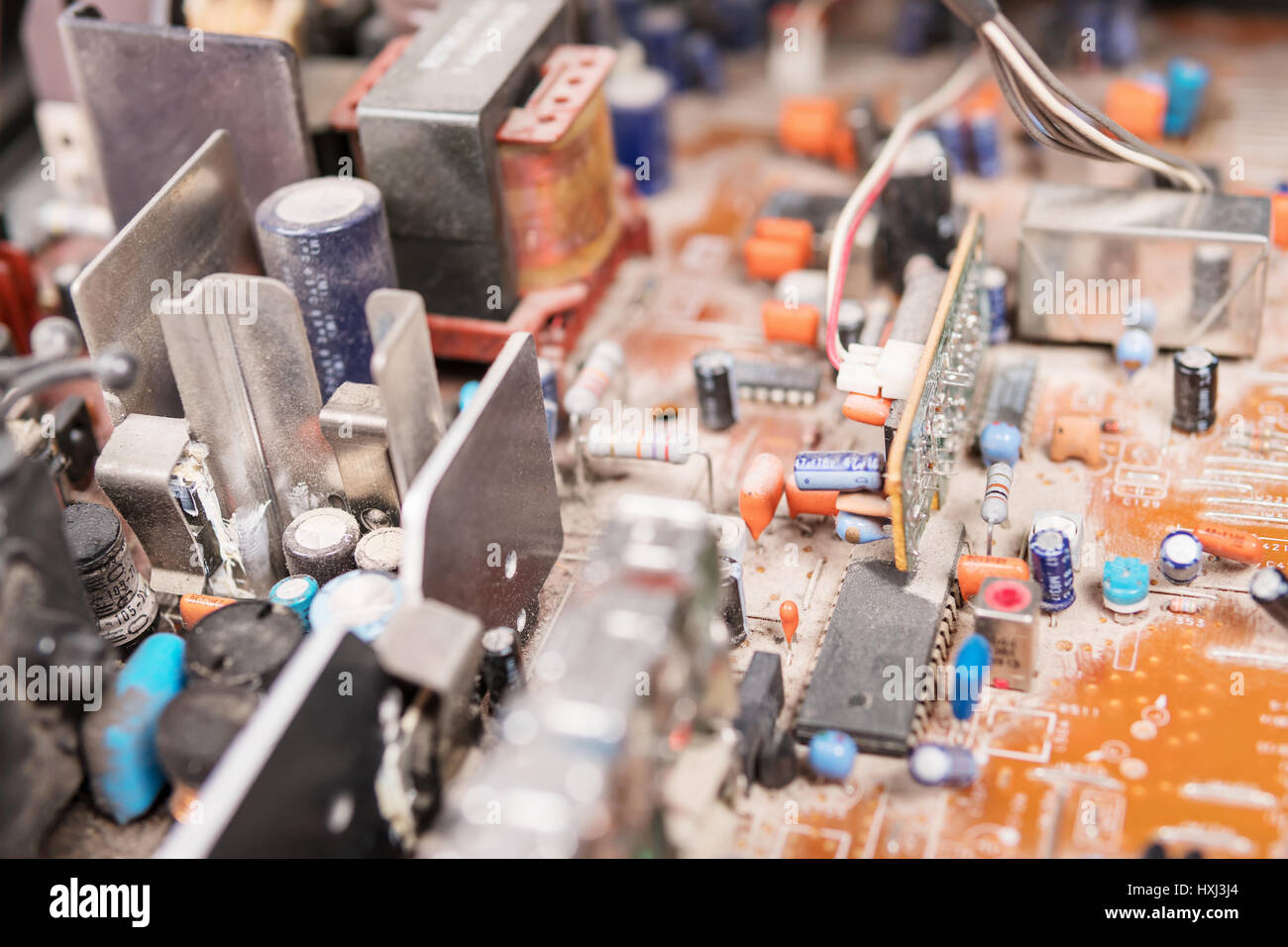 Polverosi, sporchi elettro scheda con chip, diodi di close-up, sfocata Foto Stock