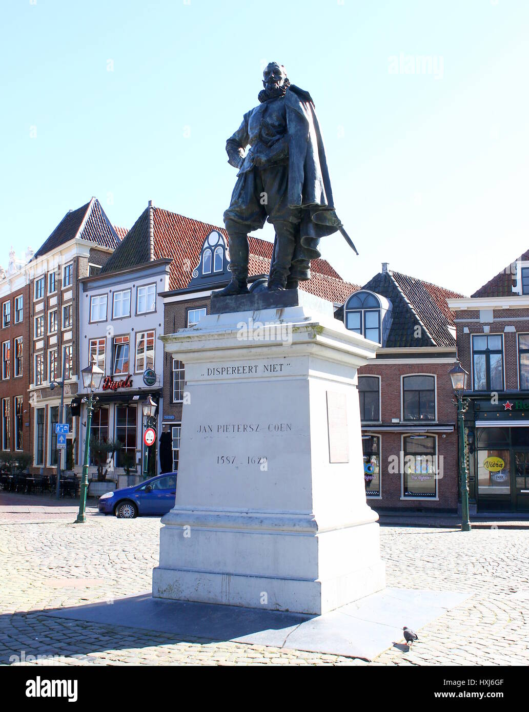 Statua di Jan Pieterszoon Coen, Governatore generale del Dutch East India Company (VOC) nel 1620 s a Roode Steen square, città di Hoorn, Paesi Bassi Foto Stock