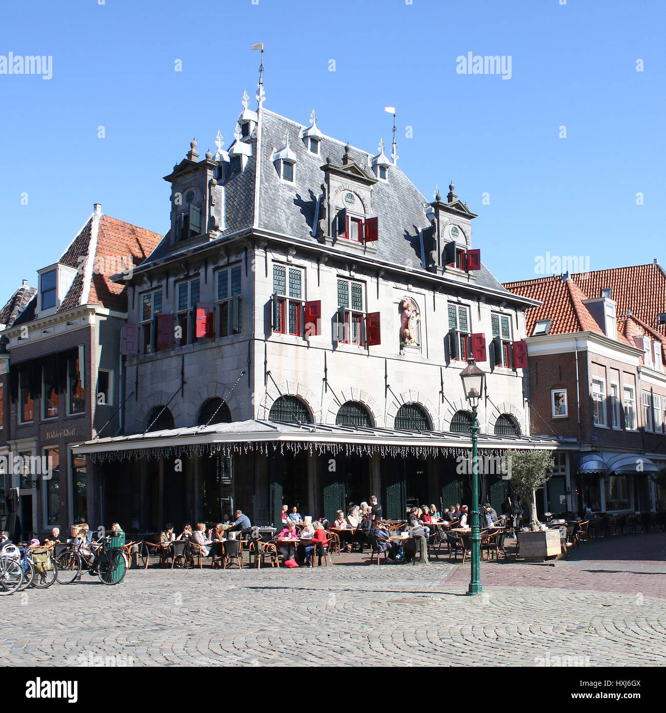De Waag (1609, Hendrick de Keyser), ex casa di pesatura nel centro della città di Hoorn, North Holland, Paesi Bassi. Ora una taverna (Grand Café) Foto Stock