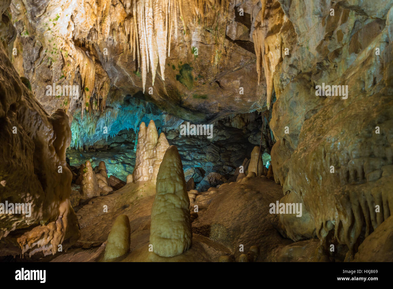 Grotta con bellissime dripstones Foto Stock