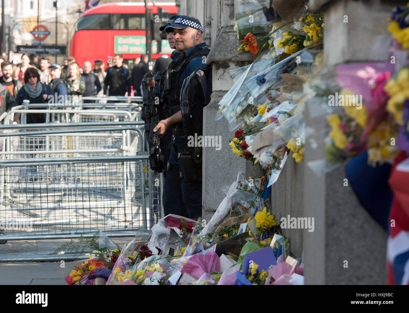 Londra, Regno Unito. Il 28 marzo 2017. Omaggi floreali al di fuori della House of Commons seguendo il terrore con attacco armato della polizia di guardia sul credito: Ian Davidson/Alamy Live News Foto Stock