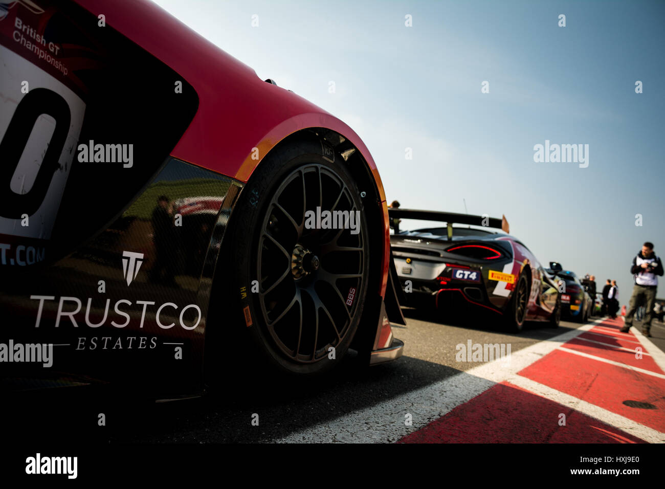 Norwich, Norfolk, Regno Unito. 28 marzo, 2017. British GT automobili in attesa durante il 2017 Media ufficiali giorno del British GT Championship sul circuito di Snetterton Credito: Gergo Toth/Alamy Live News Foto Stock