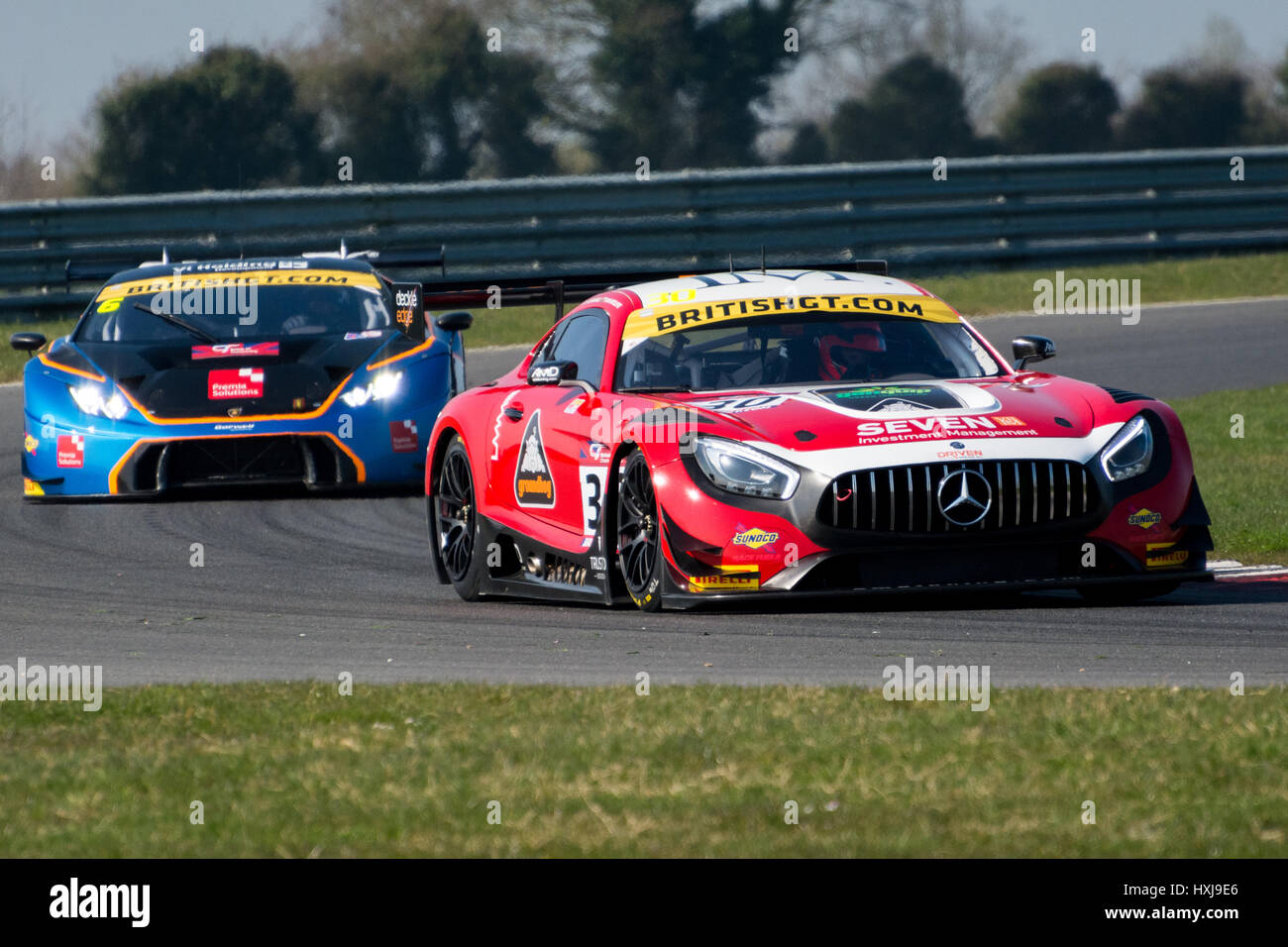 Norwich, Norfolk, Regno Unito. 28 marzo, 2017. British GT racing drivers Lee Mowle/Ryan Ratcliffe e unità AmDtuning.com durante il 2017 Media ufficiali giorno del British GT Championship sul circuito di Snetterton Credito: Gergo Toth/Alamy Live News Foto Stock