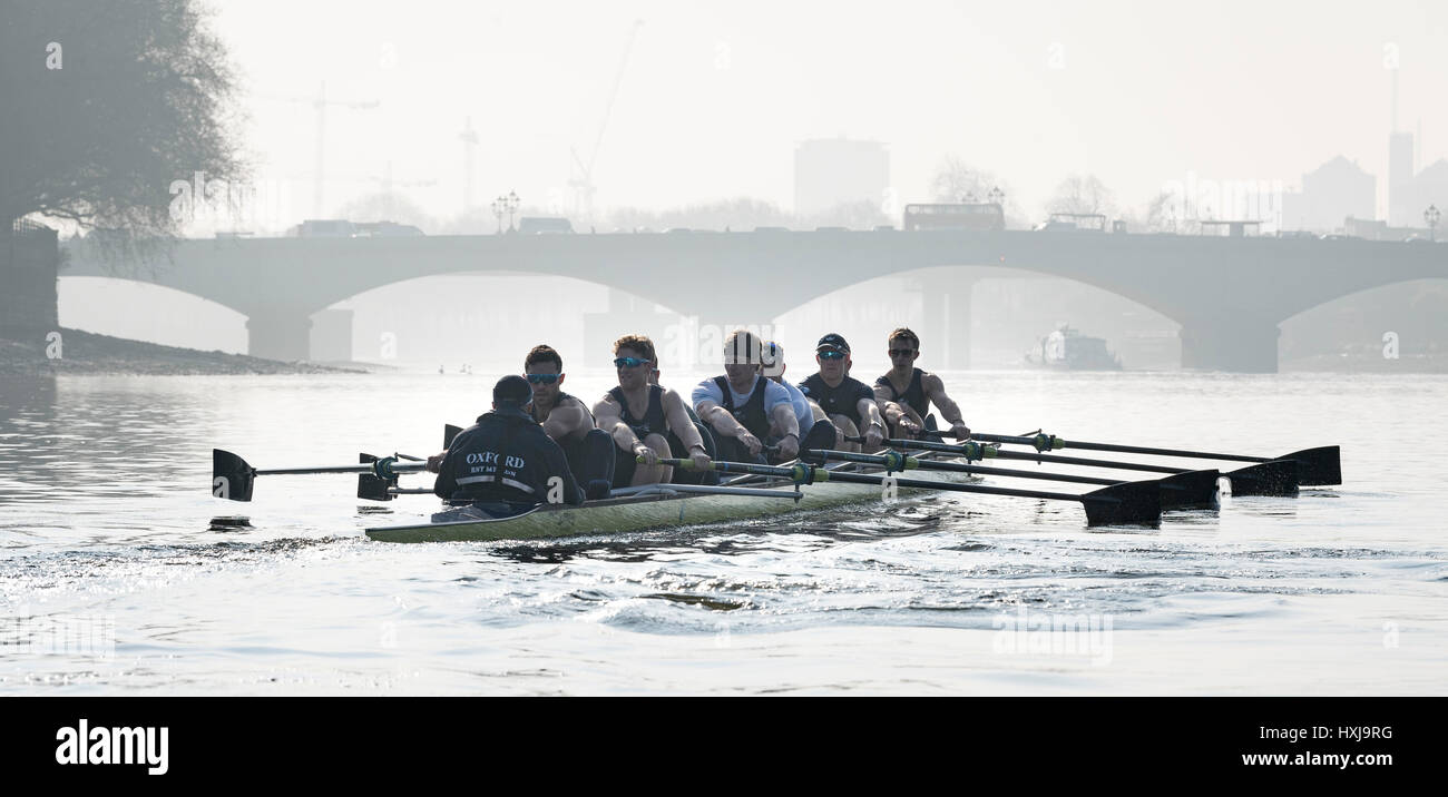 Londra, Regno Unito. 28 Mar, 2017. Oxford University Boat Club su una gita in pratica prima della ricerca contro il cancro, UK. 28 Mar, 2017. Le regate che si terrà il 2 aprile 2017. Lista Equipaggio:- OUBC barca blu: 8 Vassilis Ragoussis (corsa), 7 James Cook, 6 Mike DiSanto, 5 Olivier Siegelaar, 4 Josh Bugajski, 3 Oliver Cook, 2 Matthew O'Leary, 1 William Warr (prua), Sam Collier (COX), Credit: Duncan Grove/Alamy Live News Foto Stock