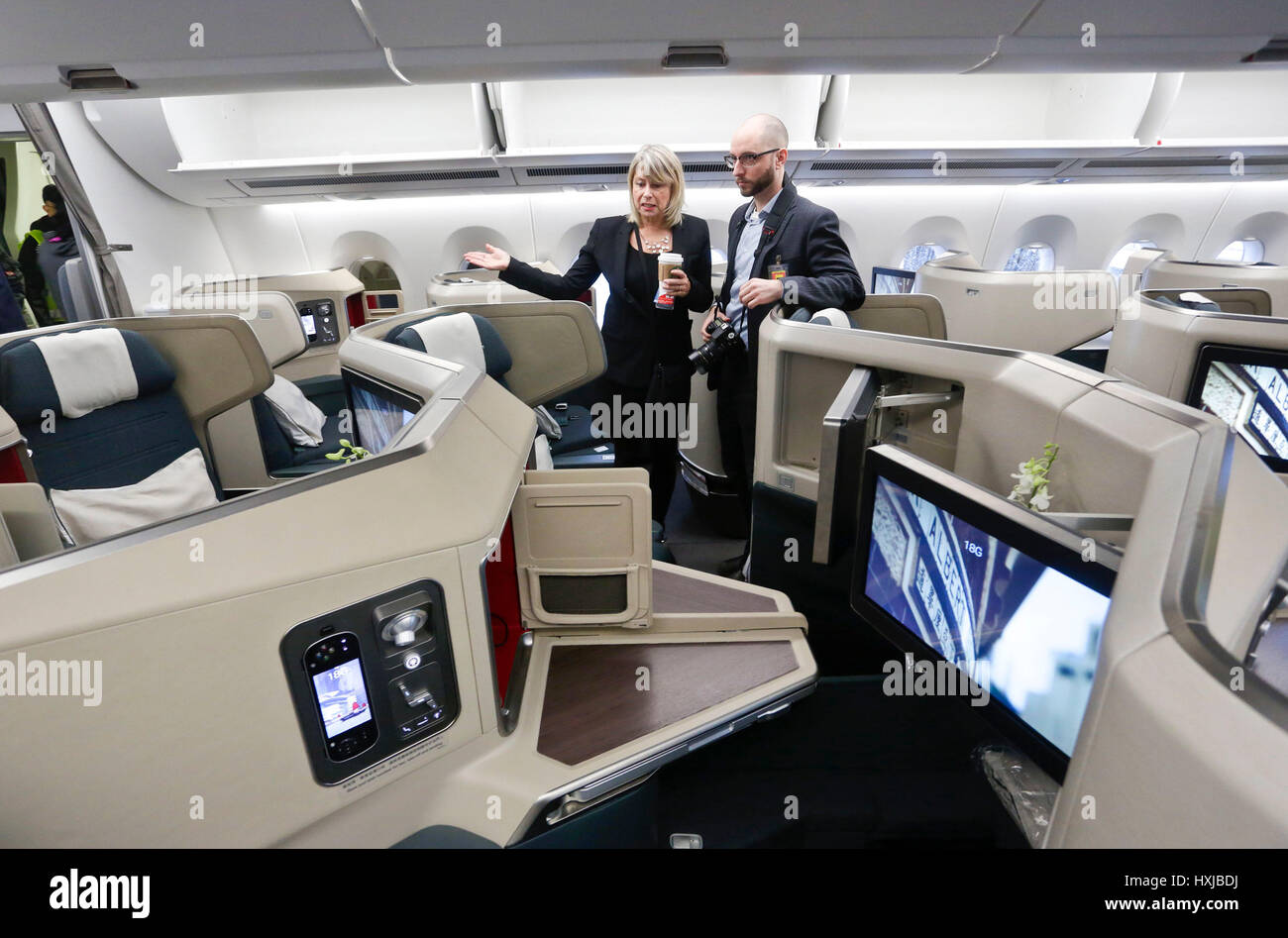 Vancouver, Canada. 28 Mar, 2017. La gente visita la cabina di un Airbus A350-900 jet del passeggero dopo il suo primo volo di linea per il Canada a Vancouver in Canada, il 28 marzo 2017. Un nuovo Airbus A350-900 jet del passeggero ha effettuato il suo primo volo di linea per il Canada il martedì ed ha cominciato a Cathay Pacific di utilizzare il piano per la sua Vancouver-Hong Kong rotta. Credito: Liang Sen/Xinhua/Alamy Live News Foto Stock