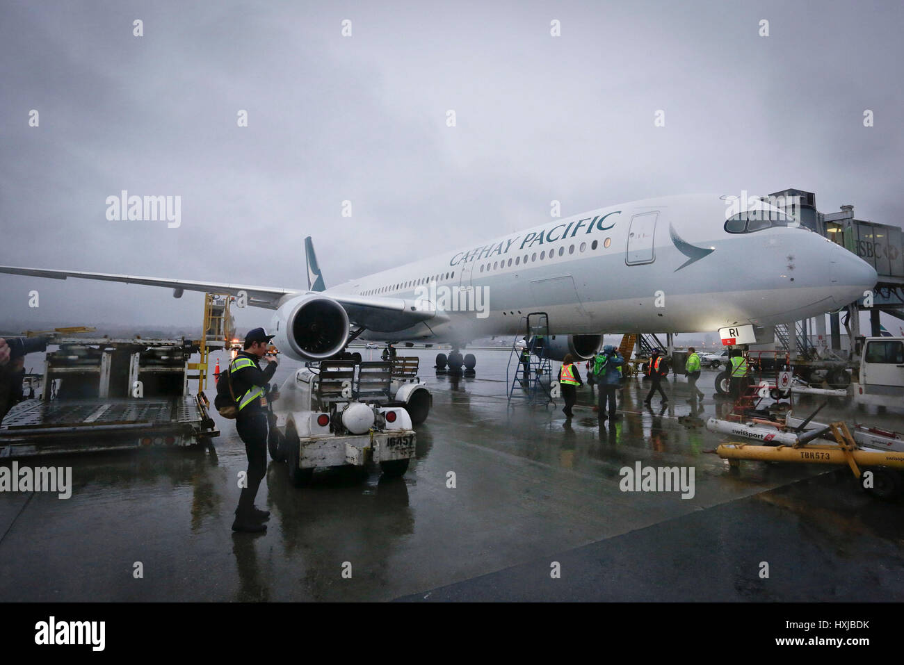 Vancouver, Canada. 28 Mar, 2017. Foto scattata a Marzo 28, 2017 mostra un Airbus A350-900 jet del passeggero dopo essere atterrato all'Aeroporto Internazionale di Vancouver a Vancouver in Canada, il 28 marzo 2017. Un nuovo Airbus A350-900 jet del passeggero ha effettuato il suo primo volo di linea per il Canada il martedì ed ha cominciato a Cathay Pacific di utilizzare il piano per la sua Vancouver-Hong Kong rotta. Credito: Liang Sen/Xinhua/Alamy Live News Foto Stock