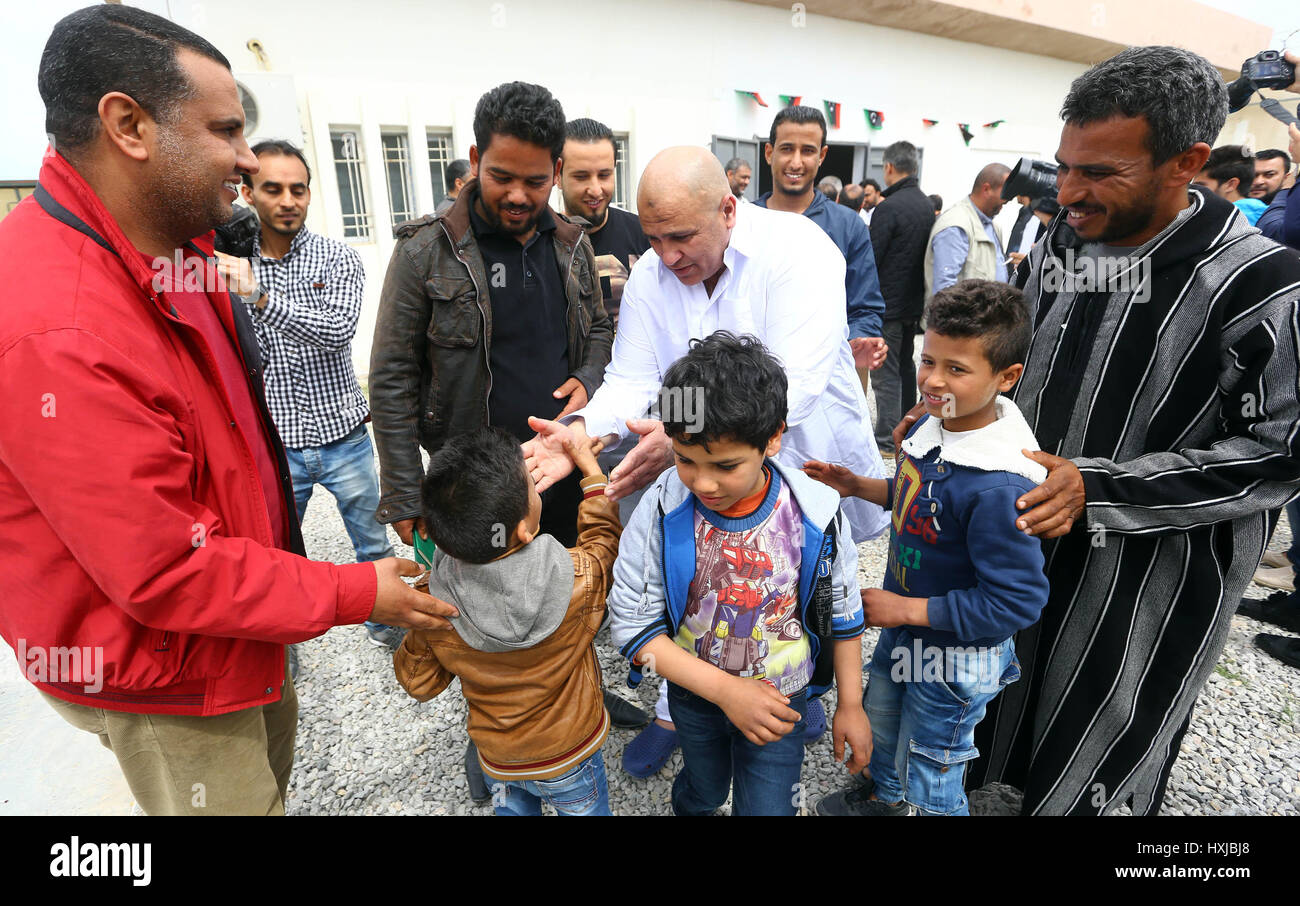Tripoli, Libia. 28 Mar, 2017. Un detenuto della Libia di ex funzionari del governo riunisce con i suoi familiari a Tripoli, capitale della Libia, 28 marzo 2017. In tutto 14 detenuti della Libia di ex funzionari del governo sono stati rilasciati il Martedì, il ministero di giustizia delle Nazioni Unite-governo sostenuto detto. Credito: Hamza Turkia/Xinhua/Alamy Live News Foto Stock