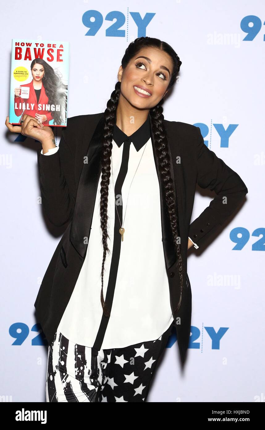New York, NY, STATI UNITI D'AMERICA. 28 Mar, 2017. Lilly Singh ad una apparizione pubblica per YouTube Star Lilly Singh promuove il libro "Come essere un Bawse: una guida alla conquista di vita", il 92Y Street, New York, NY Marzo 28, 2017. Credito: Giovanni Nacion/Everett raccolta/Alamy Live News Foto Stock