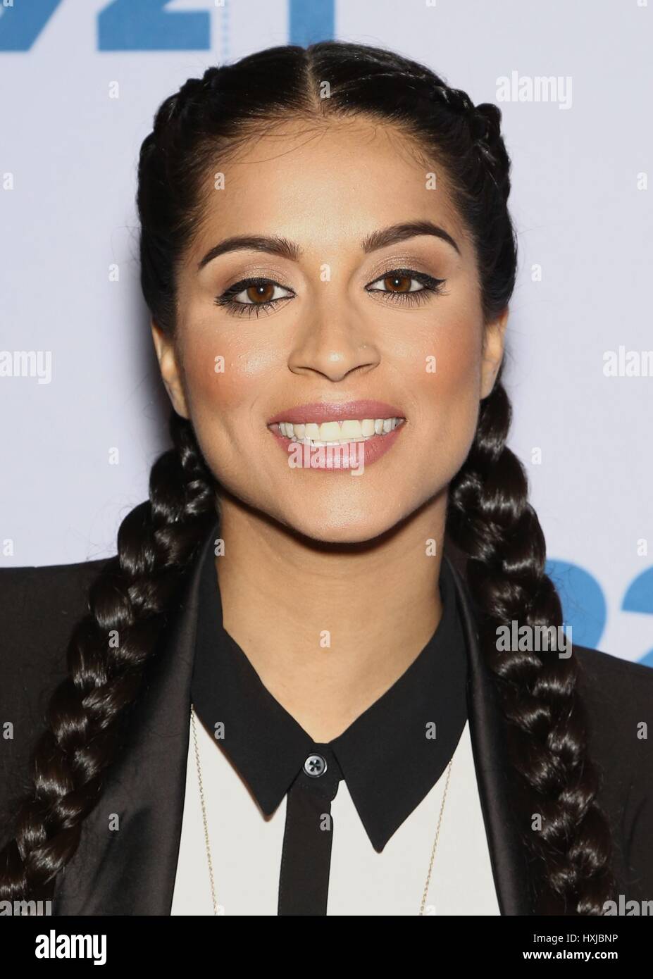 New York, NY, STATI UNITI D'AMERICA. 28 Mar, 2017. Lilly Singh ad una apparizione pubblica per YouTube Star Lilly Singh promuove il libro "Come essere un Bawse: una guida alla conquista di vita", il 92Y Street, New York, NY Marzo 28, 2017. Credito: Giovanni Nacion/Everett raccolta/Alamy Live News Foto Stock