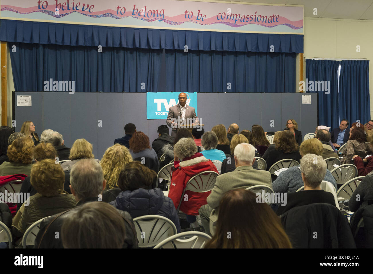 Wyandanch, New York, Stati Uniti d'America. 26 Mar, 2017. DuWAYNE Gregorio, presiedere Officer e contea di Suffolk legislatore (democratici - Distretto 15), sta parlando in politica 101 evento, il primo della serie di attivista seminari di formazione per i membri di TWW LI, il Long Island affiliate nazionali di insieme ci sarà. Un altoparlante di cui a gruppi come TWWLI come attivista pop-up gruppi. Evento si è tenuto presso la Nostra Signora della Medaglia Miracolosa Chiesa. Credito: Ann Parry/ZUMA filo/Alamy Live News Foto Stock