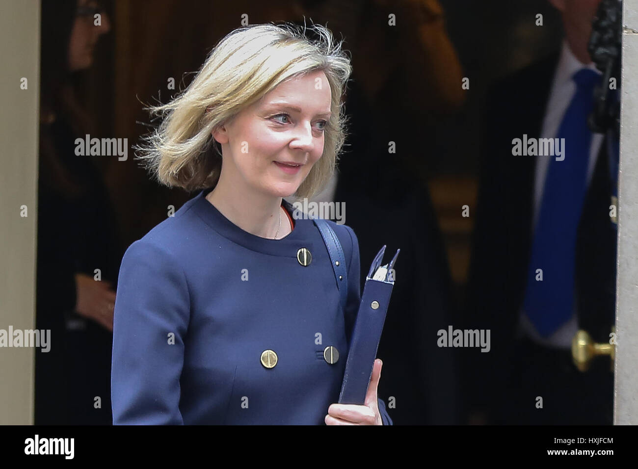 A Downing Street, Londra, Regno Unito. 29 Mar, 2017. Liz Truss Lord Cancelliere e segretario di Stato per la giustizia lascia dopo il settimanale riunione del gabinetto al numero 10 di Downing street il giorno in cui il primo ministro sarà sarà ufficialmente notificare l'UE della Gran Bretagna ha intenzione di lasciare e farà una dichiarazione alla House of Commons il seguente PMQs su Brexit. Credito: Dinendra Haria/Alamy Live News Foto Stock