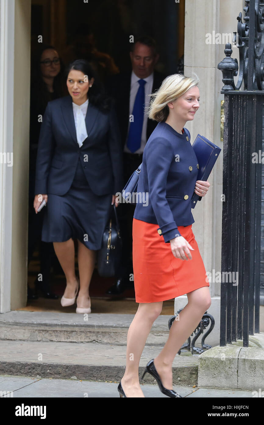 A Downing Street, Londra, Regno Unito. 29 Mar, 2017. Priti Patel il Segretario di Stato per lo Sviluppo Internazionale e Liz Truss Lord Cancelliere e segretario di Stato per la giustizia lascia dopo il settimanale riunione del gabinetto al numero 10 di Downing street il giorno in cui il primo ministro sarà sarà ufficialmente notificare l'UE della Gran Bretagna ha intenzione di lasciare e farà una dichiarazione alla House of Commons il seguente PMQs su Brexit. Credito: Dinendra Haria/Alamy Live News Foto Stock