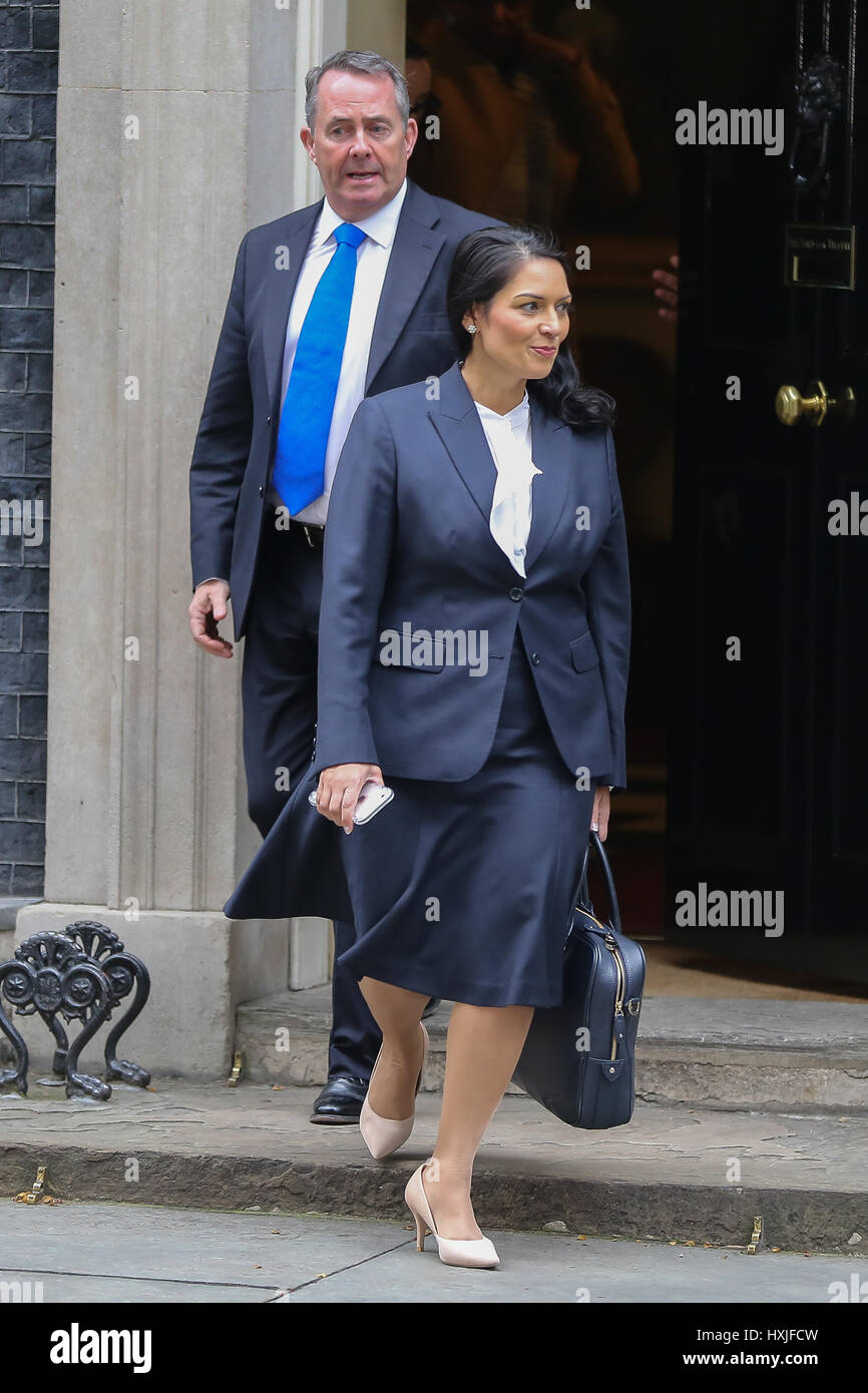A Downing Street, Londra, Regno Unito. 29 Mar, 2017. Priti Patel il Segretario di Stato per lo Sviluppo Internazionale e e Liam Fox il Segretario di Stato per il commercio internazionale e il presidente del consiglio di amministrazione del commercio lascia dopo il settimanale riunione del gabinetto al numero 10 di Downing street il giorno in cui il primo ministro sarà sarà ufficialmente notificare l'UE della Gran Bretagna ha intenzione di lasciare e farà una dichiarazione alla House of Commons il seguente PMQs su Brexit. Credito: Dinendra Haria/Alamy Live News Foto Stock