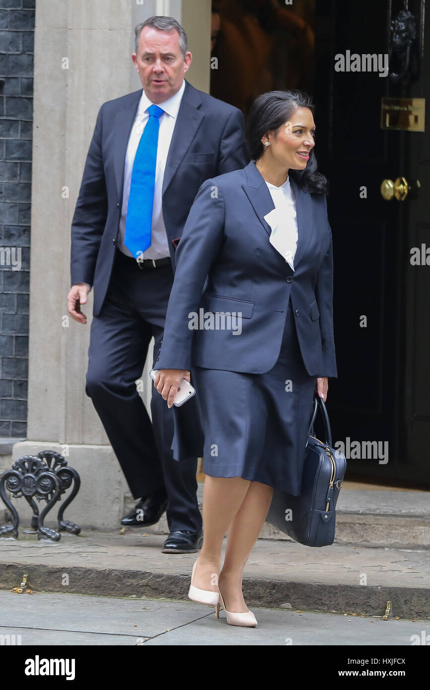 A Downing Street, Londra, Regno Unito. 29 Mar, 2017. Priti Patel il Segretario di Stato per lo Sviluppo Internazionale e e Liam Fox il Segretario di Stato per il commercio internazionale e il presidente del consiglio di amministrazione del commercio lascia dopo il settimanale riunione del gabinetto al numero 10 di Downing street il giorno in cui il primo ministro sarà sarà ufficialmente notificare l'UE della Gran Bretagna ha intenzione di lasciare e farà una dichiarazione alla House of Commons il seguente PMQs su Brexit. Credito: Dinendra Haria/Alamy Live News Foto Stock