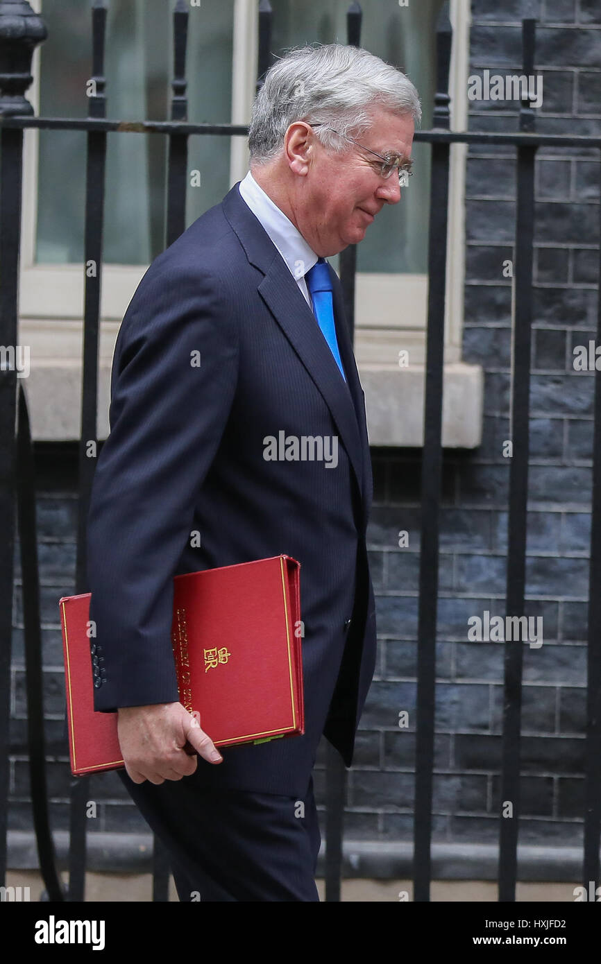A Downing Street, Londra, Regno Unito. 29 Mar, 2017. Sir Michael Fallon il Segretario di Stato per la difesa lascia dopo il settimanale riunione del gabinetto al numero 10 di Downing street il giorno in cui il primo ministro sarà sarà ufficialmente notificare l'UE della Gran Bretagna ha intenzione di lasciare e farà una dichiarazione alla House of Commons il seguente PMQs su Brexit. Credito: Dinendra Haria/Alamy Live News Foto Stock
