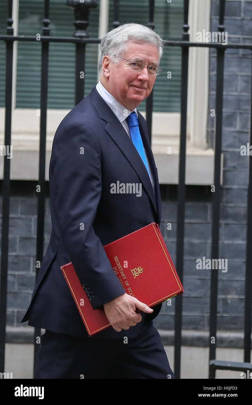A Downing Street, Londra, Regno Unito. 29 Mar, 2017. Sir Michael Fallon il Segretario di Stato per la difesa lascia dopo il settimanale riunione del gabinetto al numero 10 di Downing street il giorno in cui il primo ministro sarà sarà ufficialmente notificare l'UE della Gran Bretagna ha intenzione di lasciare e farà una dichiarazione alla House of Commons il seguente PMQs su Brexit. Credito: Dinendra Haria/Alamy Live News Foto Stock