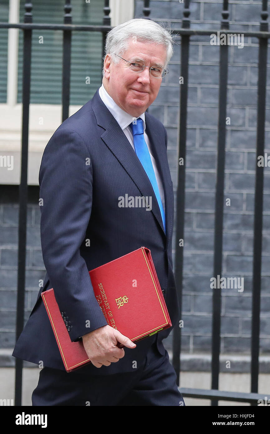 A Downing Street, Londra, Regno Unito. 29 Mar, 2017. Sir Michael Fallon il Segretario di Stato per la difesa lascia dopo il settimanale riunione del gabinetto al numero 10 di Downing street il giorno in cui il primo ministro sarà sarà ufficialmente notificare l'UE della Gran Bretagna ha intenzione di lasciare e farà una dichiarazione alla House of Commons il seguente PMQs su Brexit. Credito: Dinendra Haria/Alamy Live News Foto Stock