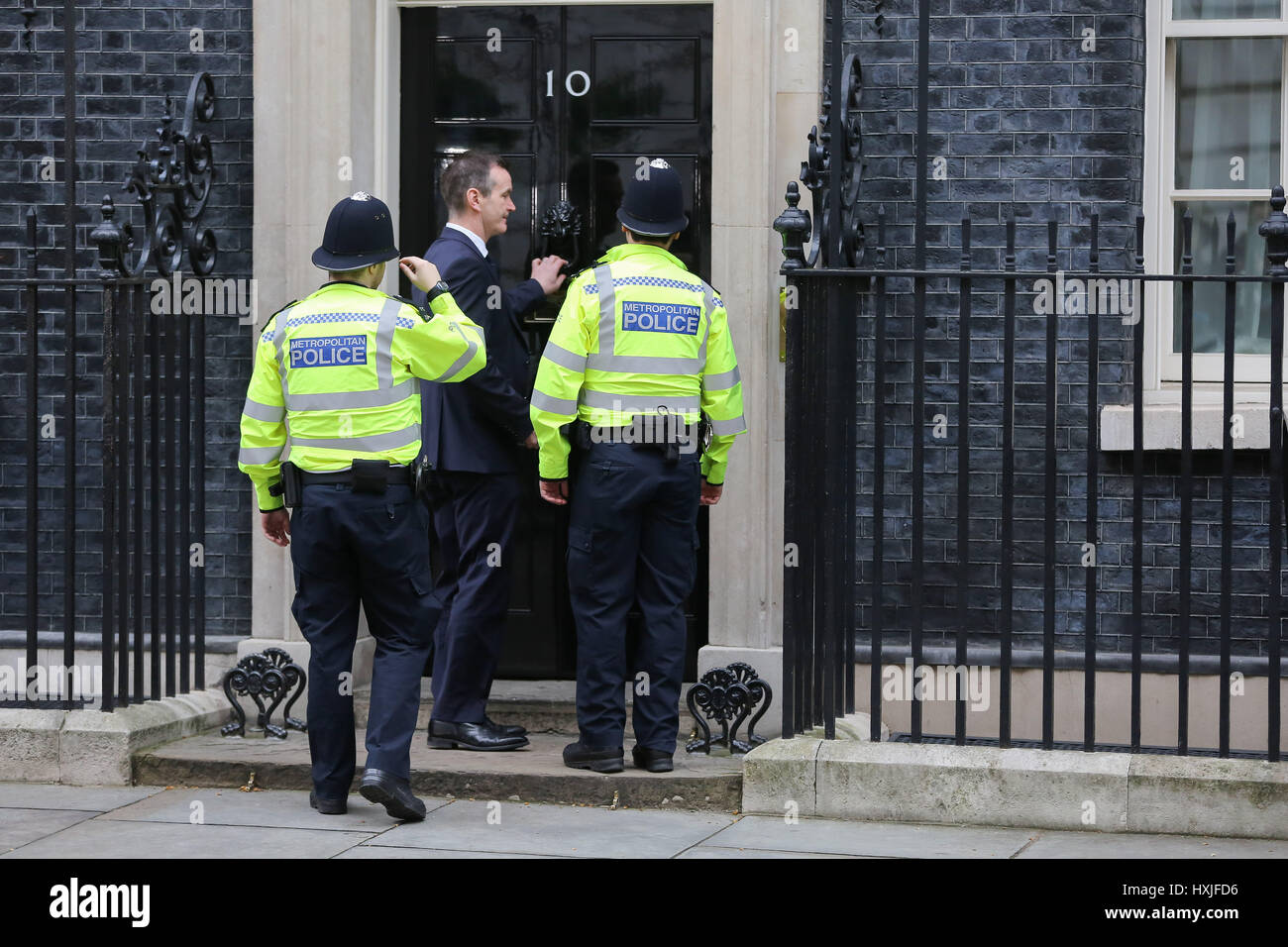 A Downing Street, Londra, Regno Unito. 29 Mar, 2017. Gli ufficiali di polizia immettere n. 10 di Downing Street. Credito: Dinendra Haria/Alamy Live News Foto Stock