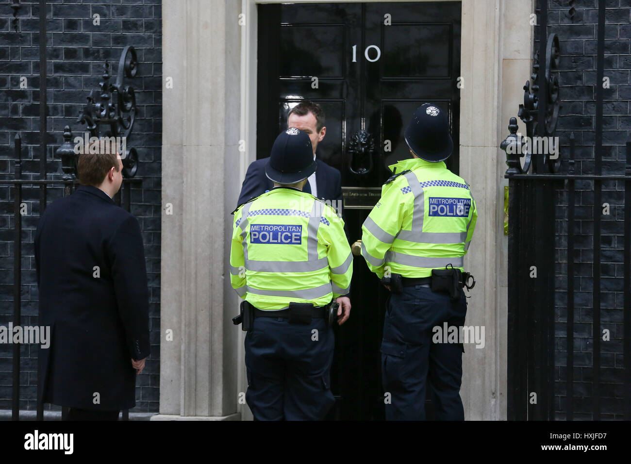 A Downing Street, Londra, Regno Unito. 29 Mar, 2017. Gli ufficiali di polizia entre n. 10 di Downing Street. Credito: Dinendra Haria/Alamy Live News Foto Stock