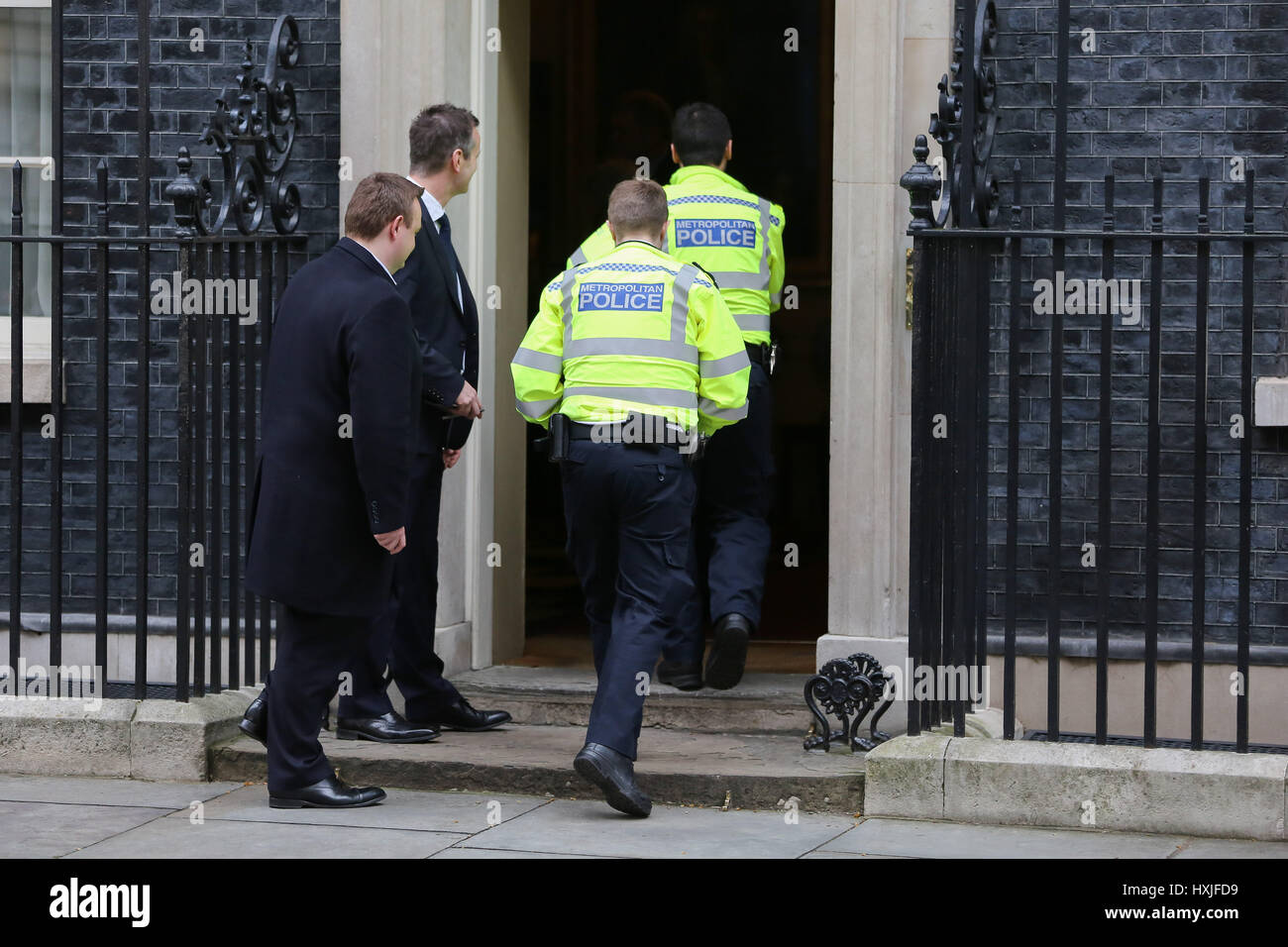 A Downing Street, Londra, Regno Unito. 29 Mar, 2017. Gli ufficiali di polizia immettere n. 10 di Downing Street. Credito: Dinendra Haria/Alamy Live News Foto Stock