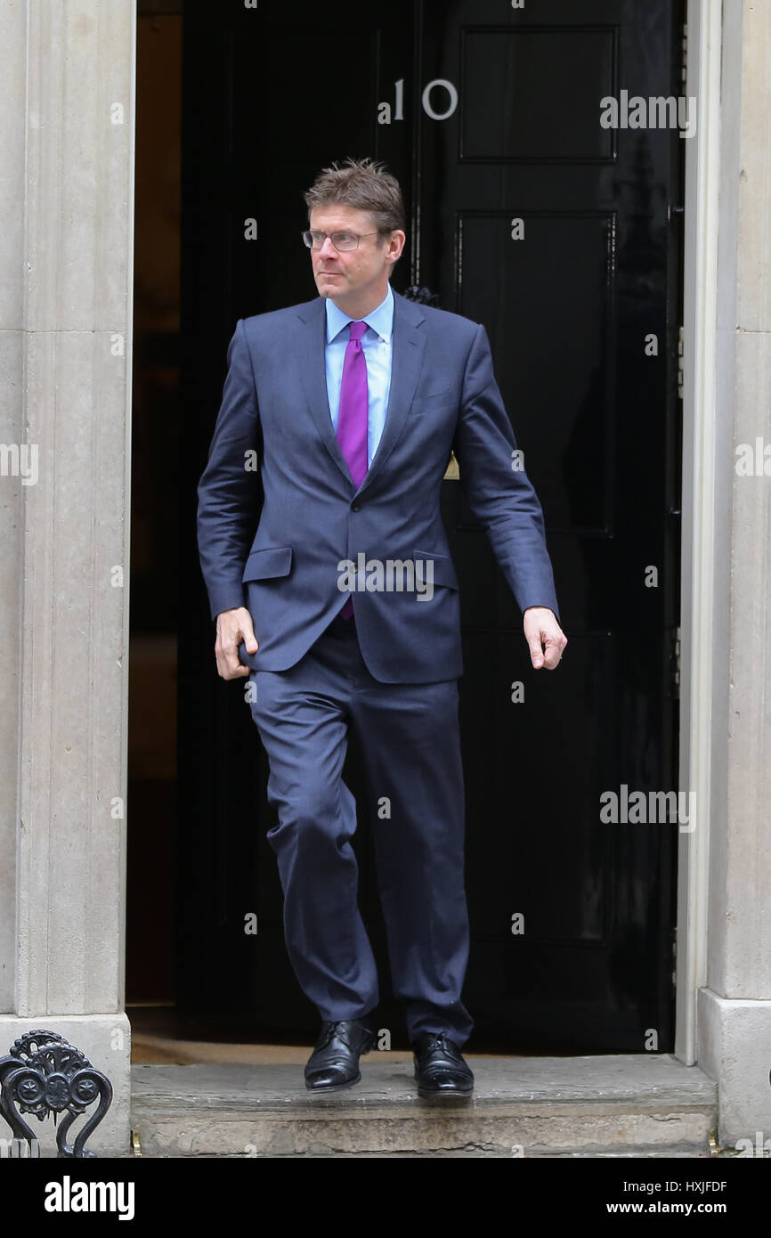 A Downing Street, Londra, Regno Unito. 29 Mar, 2017. Greg Clark il Segretario di Stato per gli affari, di energia e di strategia industriale lascia dopo il settimanale riunione del gabinetto al numero 10 di Downing street il giorno in cui il primo ministro sarà sarà ufficialmente notificare l'UE della Gran Bretagna ha intenzione di lasciare e farà una dichiarazione alla House of Commons il seguente PMQs su Brexit. Credito: Dinendra Haria/Alamy Live News Foto Stock