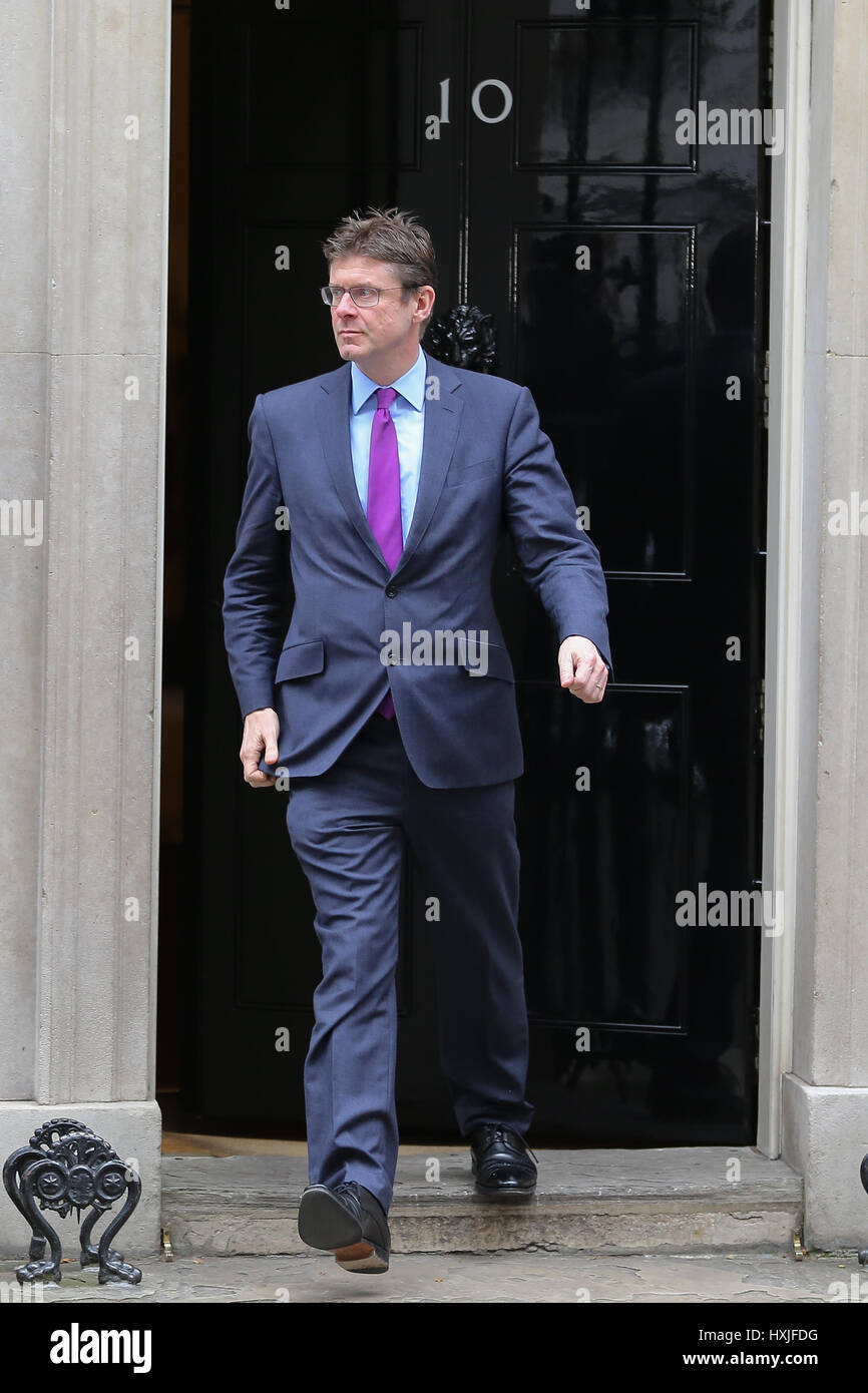 A Downing Street, Londra, Regno Unito. 29 Mar, 2017. Greg Clark il Segretario di Stato per gli affari, di energia e di strategia industriale lascia dopo il settimanale riunione del gabinetto al numero 10 di Downing street il giorno in cui il primo ministro sarà sarà ufficialmente notificare l'UE della Gran Bretagna ha intenzione di lasciare e farà una dichiarazione alla House of Commons il seguente PMQs su Brexit. Credito: Dinendra Haria/Alamy Live News Foto Stock