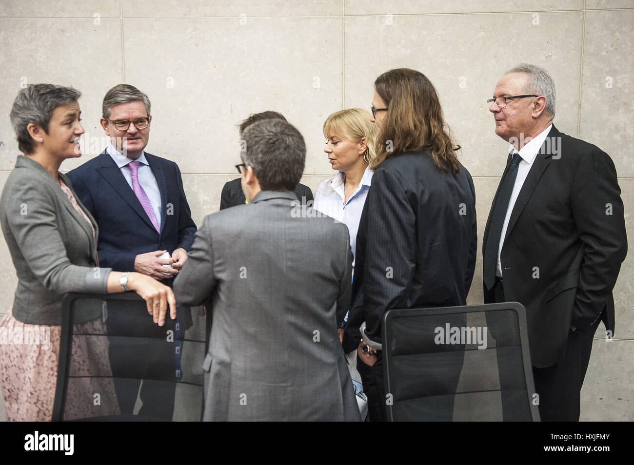 (L-R Margrethe Vestager, il commissario europeo per la concorrenza, Julian King, il Commissario europeo per la sicurezza europea, britannico, Carlos Moedas, il commissario UE per la ricerca, scienza e innovazione, Elzbieta Bienkowska, il commissario UE per il mercato interno, industria, lo spirito imprenditoriale e le PMI e lo spazio, Cecilia Malmström, il commissario UE per il commercio e Neven Mimica, il commissario UE per la cooperazione internazionale e lo sviluppo all'inizio della Commissione europea college riunione a Bruxelles, in Belgio Regno Unito 29.03.2017 attiverà l'articolo 50 del trattato di Lisbona di oggi. Che avrà inizio ufficiale di uscita Foto Stock