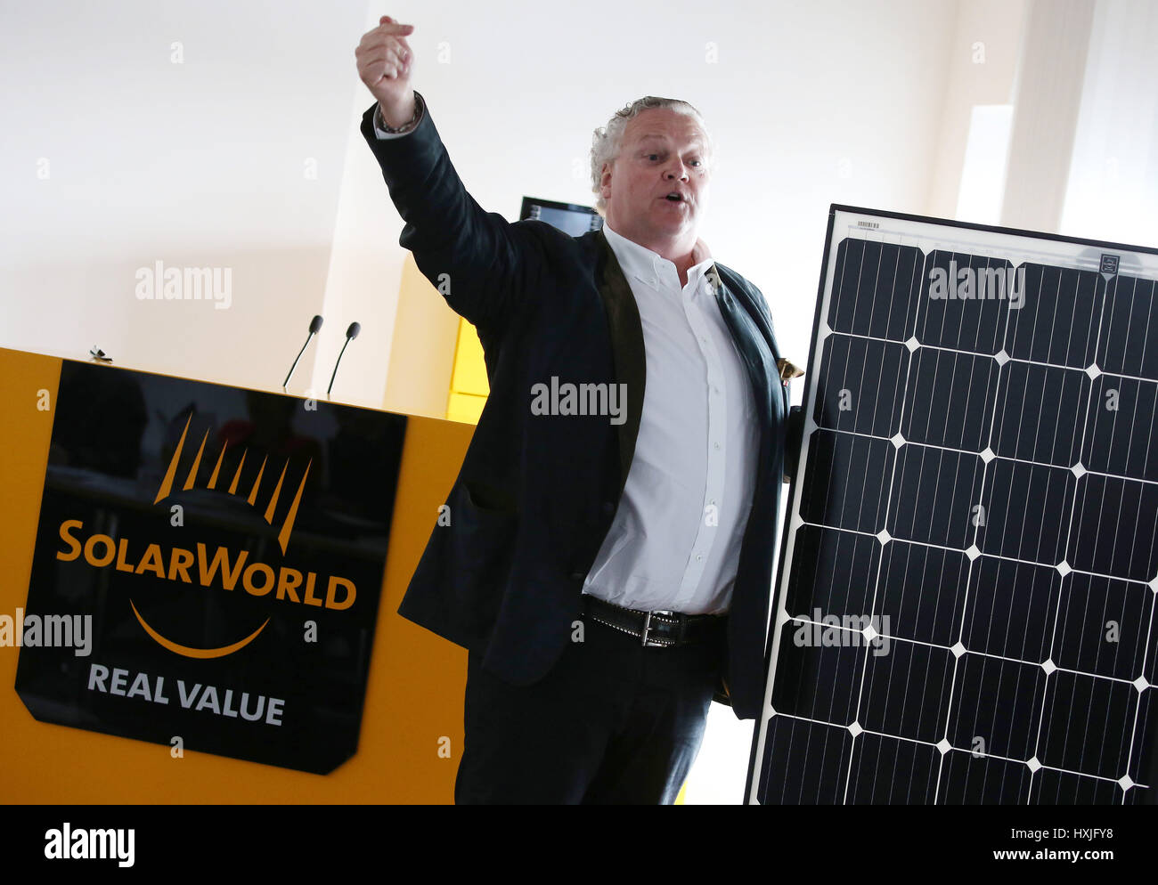 Bonn, Germania. 29 Mar, 2017. Frank Aspeck, il CEO di Solarworld, rapporti sulla situazione finanziaria della società a Bonn, Germania, 29 marzo 2017. Il fortemente indebitati e lottando preoccupazione di energia ha rilasciato la sua relazione finanziaria annuale. Foto: Oliver Berg/dpa/Alamy Live News Foto Stock