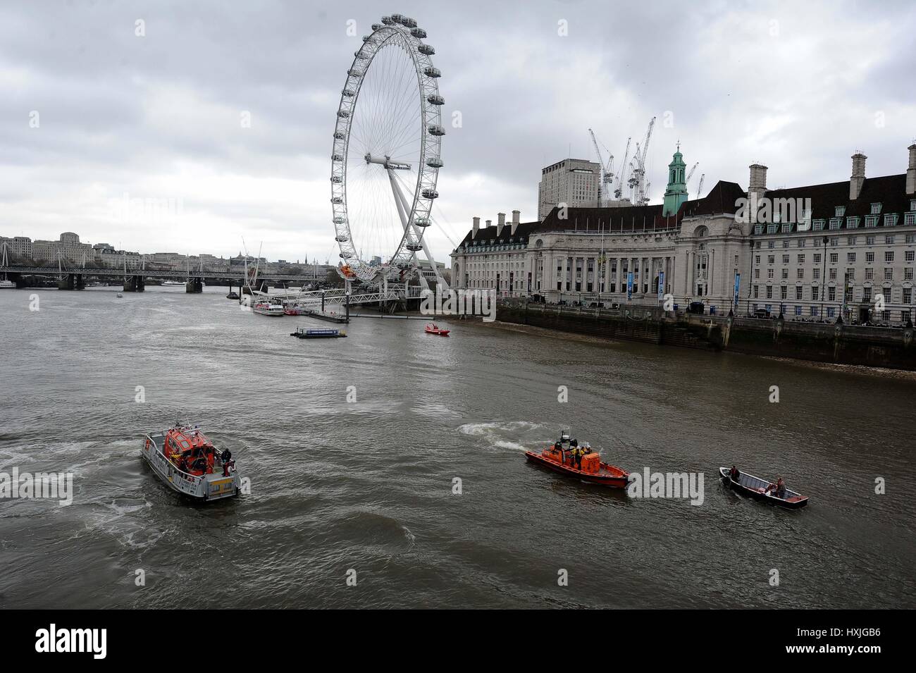 L'uomo secondo come riferito ha scavalcato da Westminster Bridge nel fiume Tamigi, Londra, UK Credit: Finnbarr Webster/Alamy Live News Foto Stock