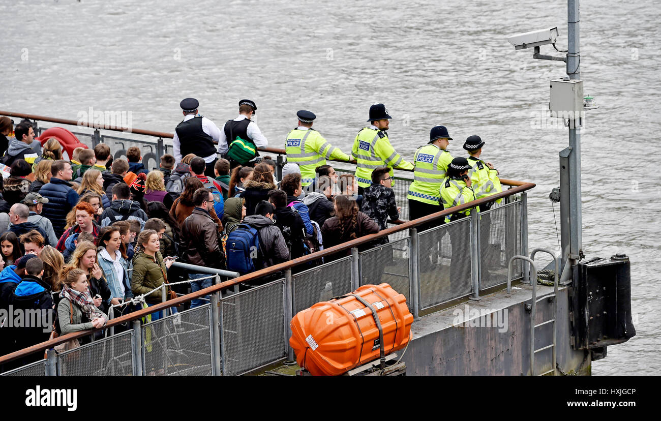 Londra, Regno Unito. 29 Mar, 2017. La polizia si affacciano sul Fiume Tamigi da Westminster Bridge oggi dopo un incidente avvenuto poco prima di mezzogiorno. Si tratta di una settimana su dopo Khalid Massud ucciso quattro persone a Westminster Credito: Simon Dack/Alamy Live News Foto Stock