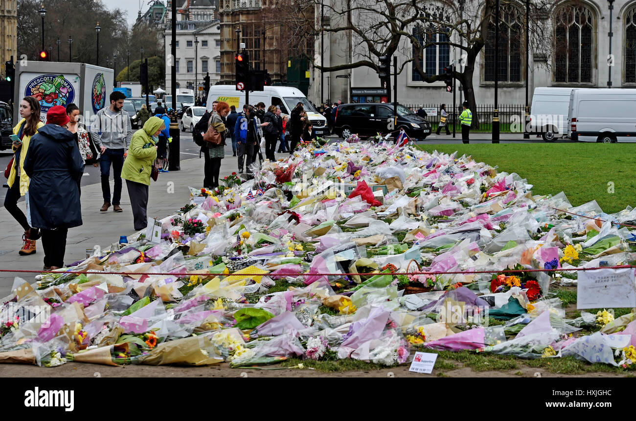 Londra, Regno Unito. 29 Mar, 2017. La gente inizia a raccogliere in Westminster oggi una settimana dopo Khalid Massud ucciso quattro persone sul ponte e presso le Case del Parlamento Credito: Simon Dack/Alamy Live News Foto Stock
