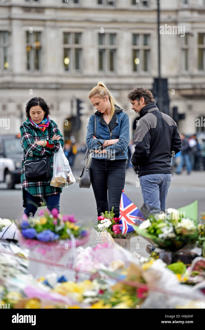 Londra, Regno Unito. 29 Mar, 2017. La gente inizia a raccogliere in Westminster oggi una settimana dopo Khalid Massud ucciso quattro persone sul ponte e presso le Case del Parlamento Credito: Simon Dack/Alamy Live News Foto Stock