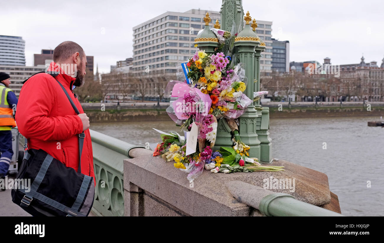 Londra, Regno Unito. 29 Mar, 2017. La gente inizia a raccogliere sul Westminster Bridge oggi una settimana dopo Khalid Massud ucciso quattro persone sul ponte e presso le Case del Parlamento Credito: Simon Dack/Alamy Live News Foto Stock