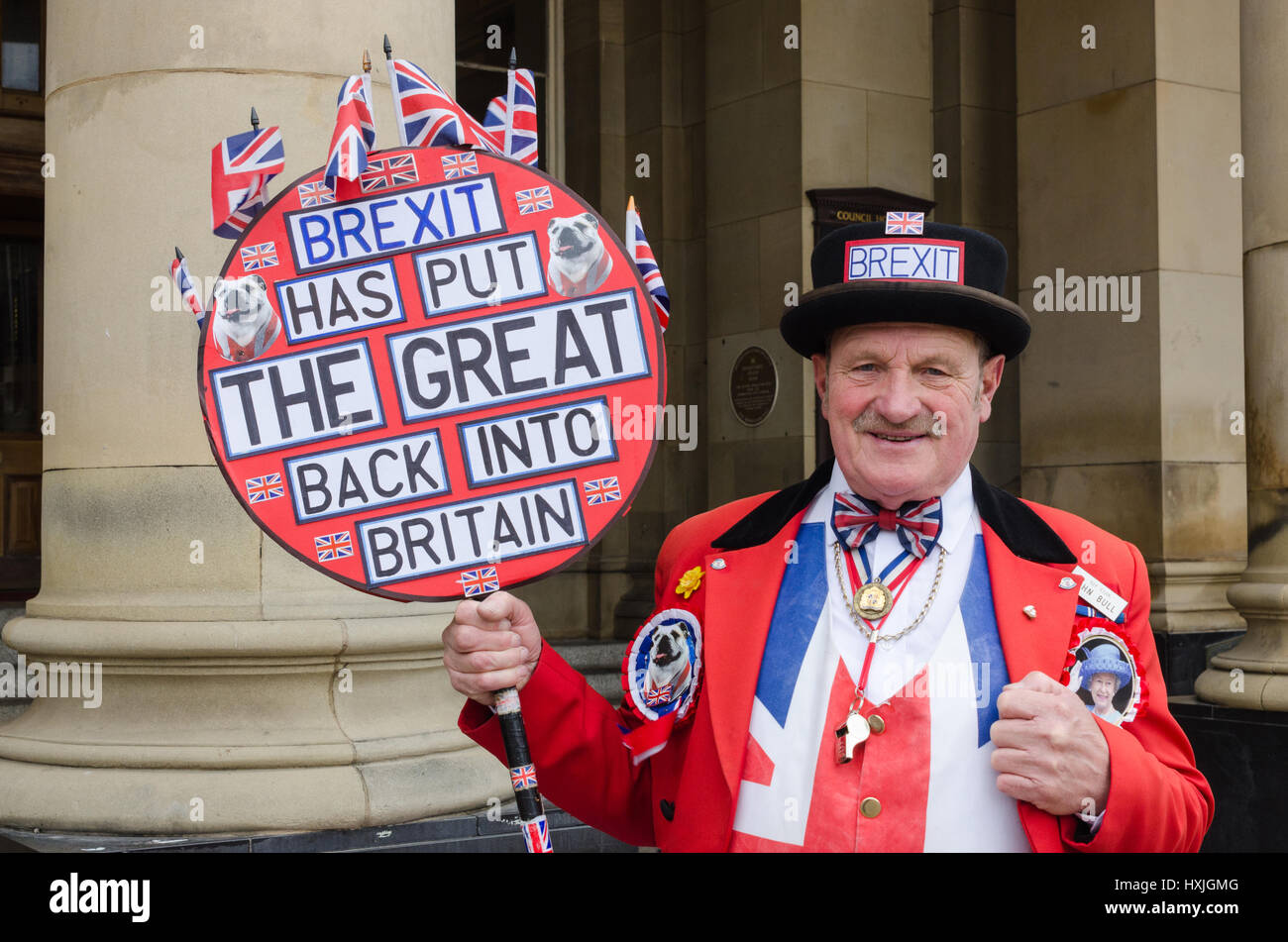 Birmingham, Regno Unito. 29 Mar, 2017. Sostenitore Brexit 'John Bull' celebra l'attivazione dell'articolo 50 da parte del regno unito di fronte a Birmingham Council House. Credit:Nick Maslen/Alamy Live News Foto Stock