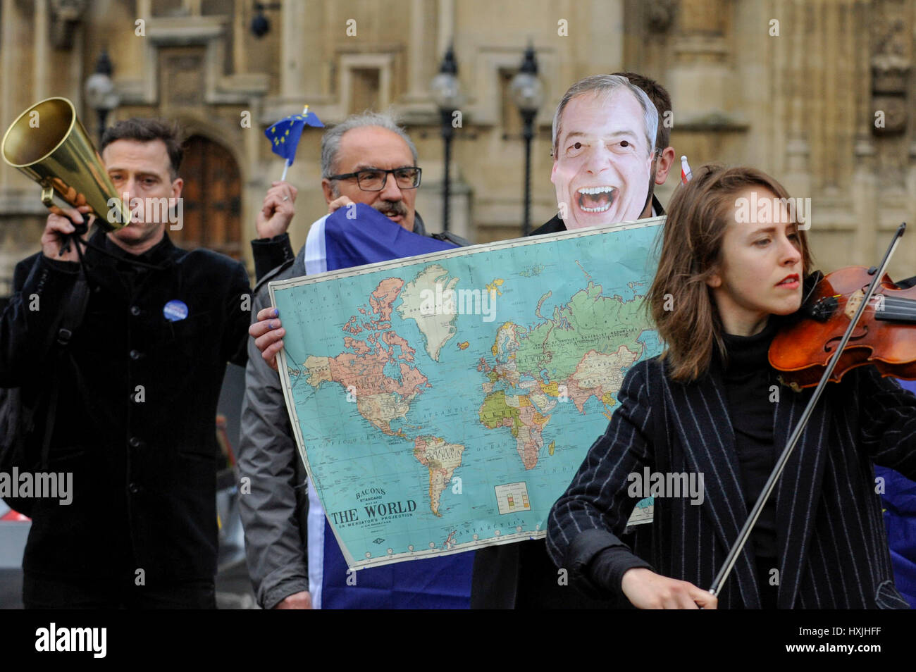 Londra, Regno Unito. Il 29 marzo 2017. Un uomo che indossa un Nigel Farage maschera come Pro-Europe dimostranti stadio a protestare, al di fuori della sede del Parlamento. Oggi è il giorno che l'articolo 50 è formalmente attivato con una lettera manoscritta cuscinetto del primo ministro firma venga fornito all'Unione europea di oggi. Credito: Stephen Chung / Alamy Live News Foto Stock