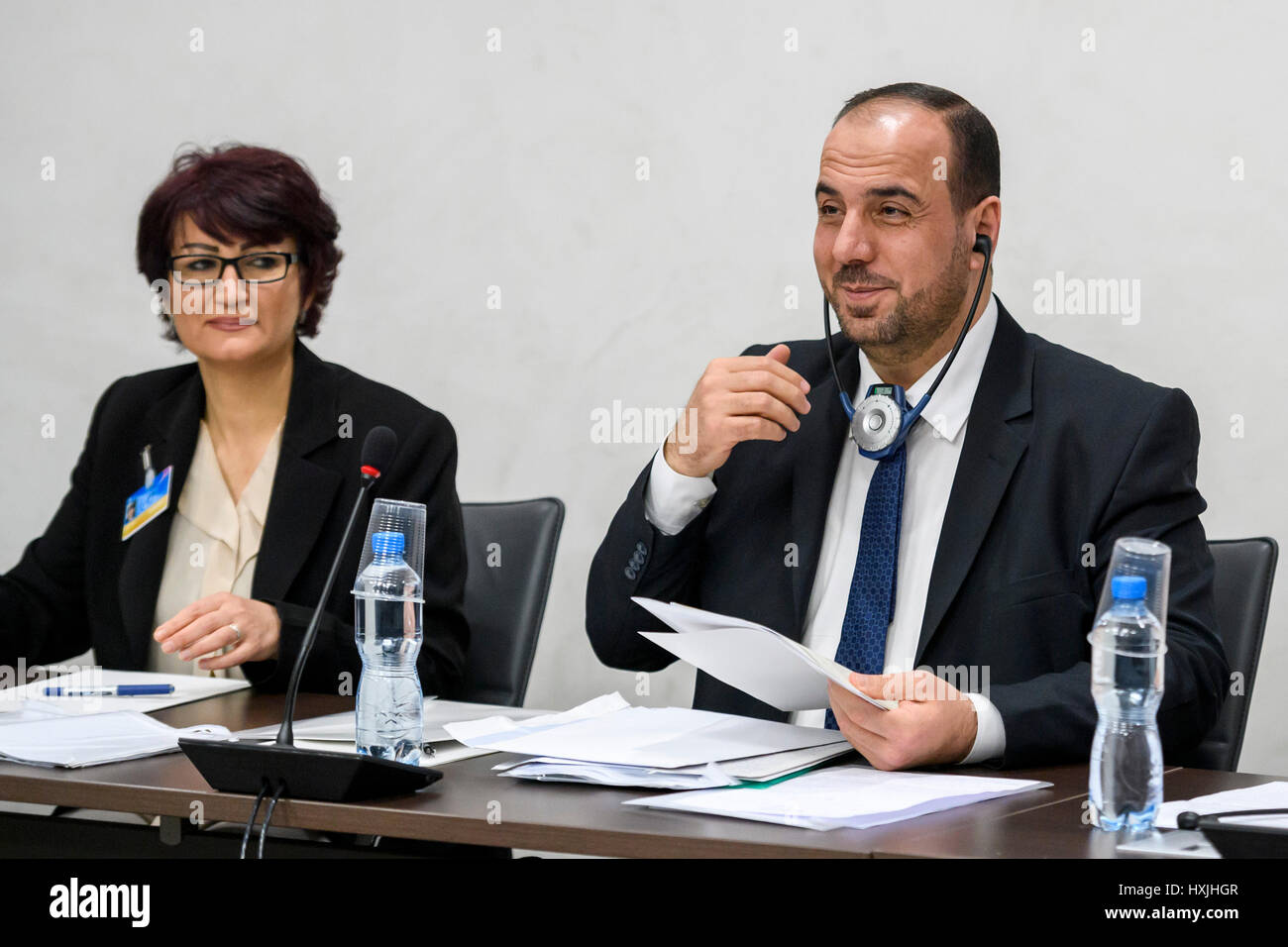Ginevra, Svizzera. 29 Mar, 2017. La siria opposizione del capo delegazione Nasr al-Hariri (R) partecipa a una riunione di Intra-Syria i colloqui di pace con l inviato speciale dell ONU per la Siria Staffan de Mistura (invisibile) presso il Palais des Nations a Ginevra, Svizzera, Marzo 29, 2017. Credito: piscina/Fabrice COFFRINI/Xinhua/Alamy Live News Foto Stock