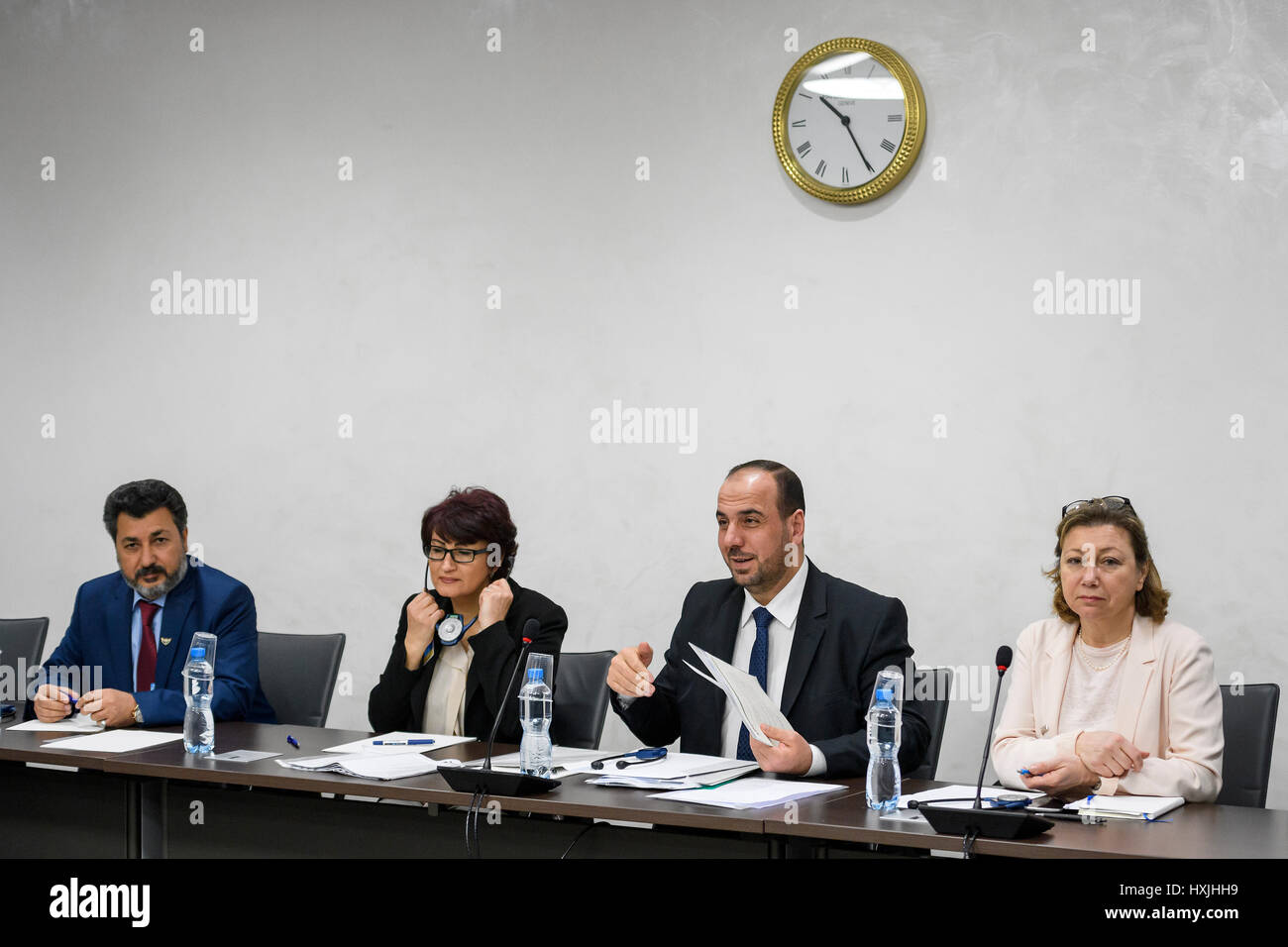 Ginevra, Svizzera. 29 Mar, 2017. La siria opposizione del capo delegazione Nasr al-Hariri (seconda R) partecipa a una riunione di Intra-Syria i colloqui di pace con l inviato speciale dell ONU per la Siria Staffan de Mistura (invisibile) presso il Palais des Nations a Ginevra, Svizzera, Marzo 29, 2017. Credito: piscina/Fabrice COFFRINI/Xinhua/Alamy Live News Foto Stock