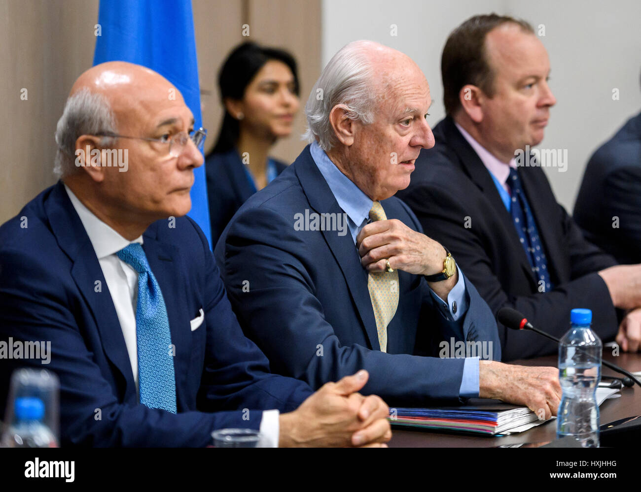 Ginevra, Svizzera. 29 Mar, 2017. L inviato speciale dell ONU per la Siria Staffan de Mistura (C) partecipa a una riunione di Intra-Syria i colloqui di pace con la Siria opposizione della delegazione presso il Palais des Nations a Ginevra, Svizzera, Marzo 29, 2017. Credito: piscina/Fabrice COFFRINI/Xinhua/Alamy Live News Foto Stock