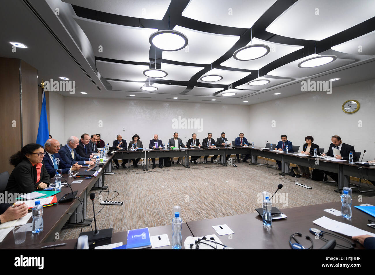 Ginevra. 29 Mar, 2017. Foto scattata il 29 marzo 2017 mostra una vista generale di un incontro tra l inviato speciale dell ONU per la Siria Staffan de Mistura 3 (L) e la Siria opposizione della delegazione Intra-Syria durante i colloqui di pace al Palais des Nations a Ginevra, Svizzera. Credito: piscina/Fabrice COFFRINI/Xinhua/Alamy Live News Foto Stock