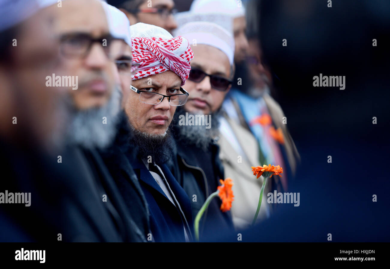 Londra, Regno Unito. 29 Mar, 2017. Migliaia di persone si riuniscono per attraversare il ponte di Westminster e poi prendere parte in un minuto di silenzio in memoria di coloro che sono morti in un attacco da Khalid Massud una settimana fa . Era esattamente una settimana fa quando Khalid Massud ucciso quattro persone sul ponte e al di fuori della sede del parlamento di Londra Credito: Simon Dack/Alamy Live News Foto Stock