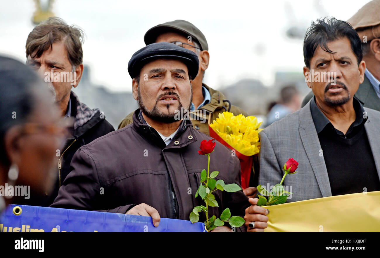 Londra, Regno Unito. 29 Mar, 2017. Migliaia di persone si riuniscono per cross Westminster Bridge e poi prendere parte in un minuto di silenzio in memoria di coloro che sono morti in un attacco da Khalid Massud una settimana fa . Era esattamente una settimana fa quando Khalid Massud ucciso quattro persone sul ponte e al di fuori della sede del parlamento di Londra Credito: Simon Dack/Alamy Live News Foto Stock