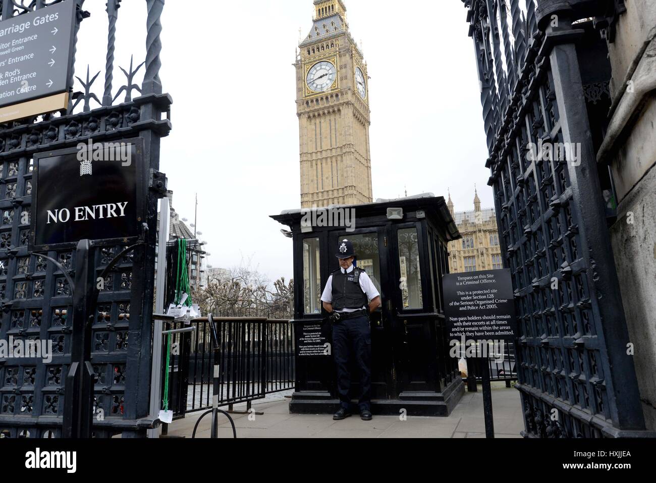 Memoriale per le vittime di Westminster attacchi terroristici di Londra, Regno Unito, Polizia riposare per un minuto di silenzio alla Casa del Parlamento, il credito: Finnbarr Webster/Alamy Live News Foto Stock