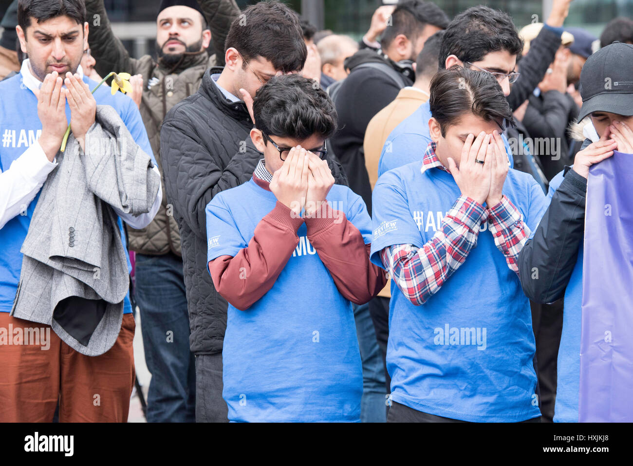 Londra, Regno Unito. 29 marzo, 2017. i musulmani pregano prima del mese di marzo in tutta Westminster Bridge in omaggio alle vittime del terrore Credito: Ian Davidson/Alamy Live News Foto Stock