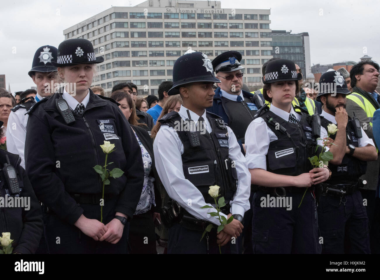 Londra, Regno Unito. 29 marzo, 2017. Gli ufficiali di polizia si radunano per il mese di marzo in tutta Westminster Bridge come un omaggio per il terrore delle vittime di attacco Credito: Ian Davidson/Alamy Live News Foto Stock