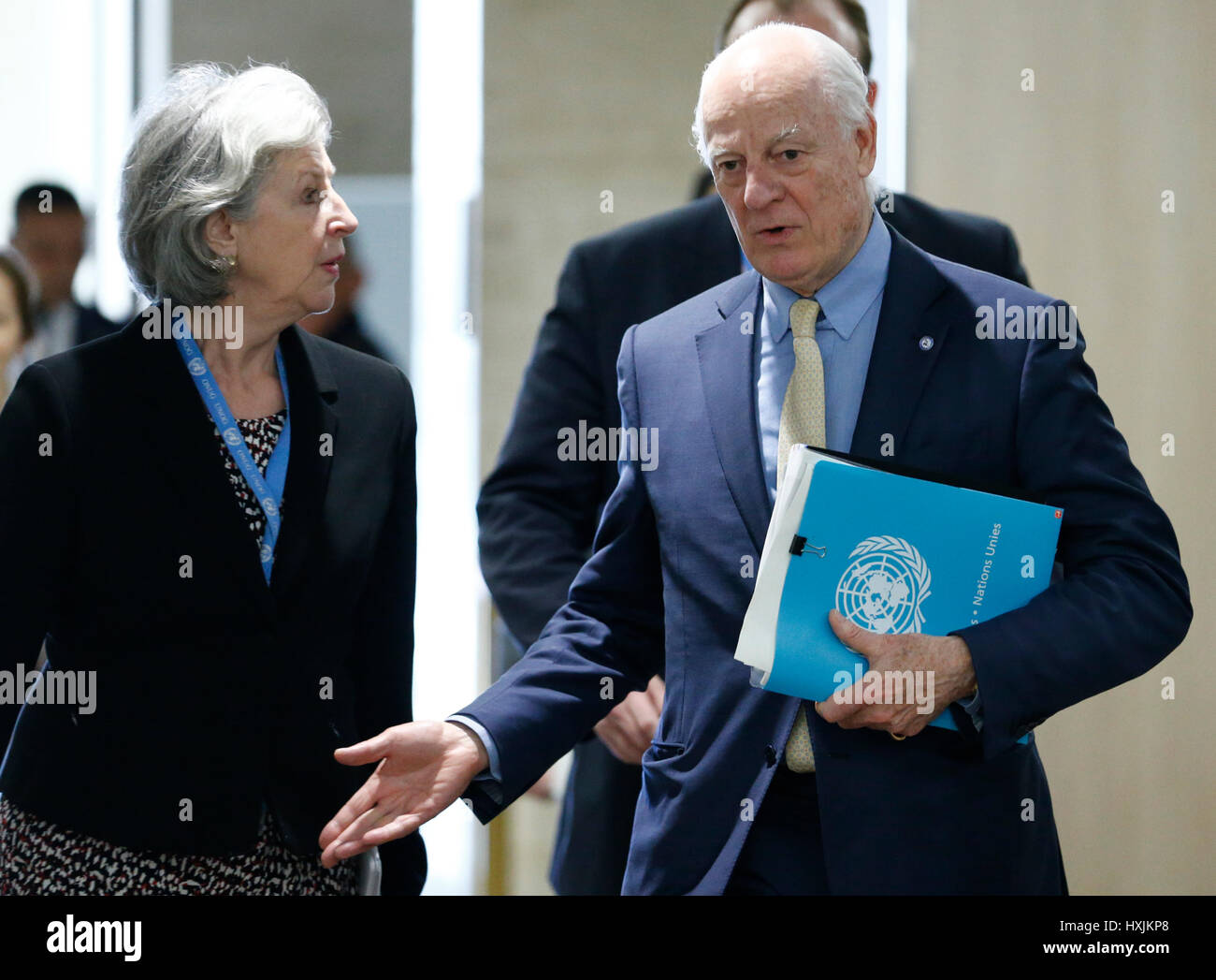 Ginevra, Svizzera. 29 Mar, 2017. L inviato speciale dell ONU per la Siria Staffan de Mistura (R) arriva per un incontro con il governo siriano delegazione durante la Siria colloqui di pace al Palais des Nations a Ginevra, Svizzera, Marzo 29, 2017. Credito: piscina/Denis Balibouse/Xinhua/Alamy Live News Foto Stock