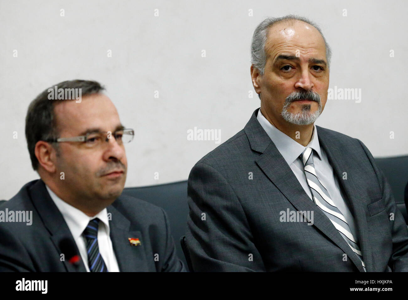 Ginevra, Svizzera. 29 Mar, 2017. Capo del governo siriano delegazione Bashar al-Jaafari (R) partecipa a una riunione con l inviato speciale dell ONU per la Siria Staffan de Mistura durante la Siria colloqui di pace al Palais des Nations a Ginevra, Svizzera, Marzo 29, 2017. Credito: piscina/Denis Balibouse/Xinhua/Alamy Live News Foto Stock