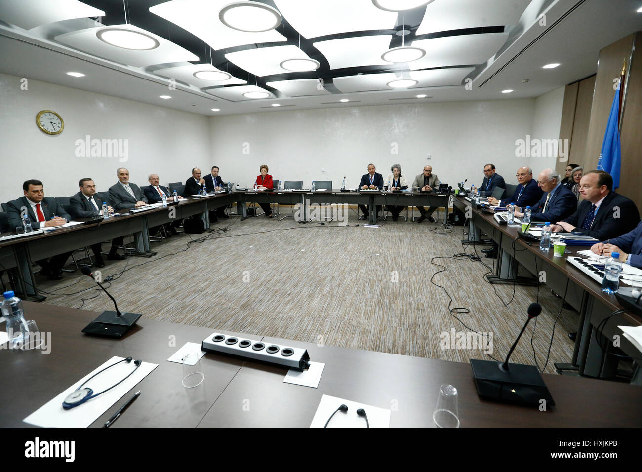 Ginevra, Svizzera. 29 Mar, 2017. Foto scattata il 29 marzo 2017 mostra una vista generale di un incontro tra l inviato speciale dell ONU per la Siria Staffan de Mistura 2 (R) e il governo siriano delegazione durante la Siria colloqui di pace al Palais des Nations a Ginevra, Svizzera, Marzo 29, 2017. Credito: piscina/Denis Balibouse/Xinhua/Alamy Live News Foto Stock