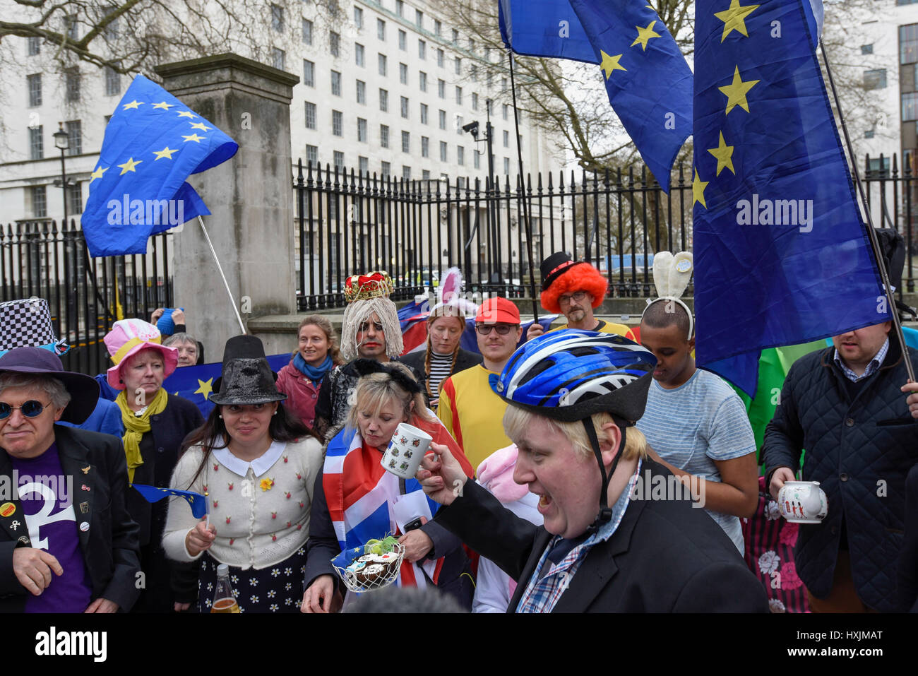 Londra, Regno Unito. Il 29 marzo 2017. Un Boris Johnson lookalike unisce Pro-Europe dimostranti staging una protesta al di fuori di Downing Street. Oggi è il giorno che l'articolo 50 è formalmente attivato con una lettera manoscritta cuscinetto del primo ministro firma venga fornito all'Unione europea di oggi. Credito: Stephen Chung / Alamy Live News Foto Stock