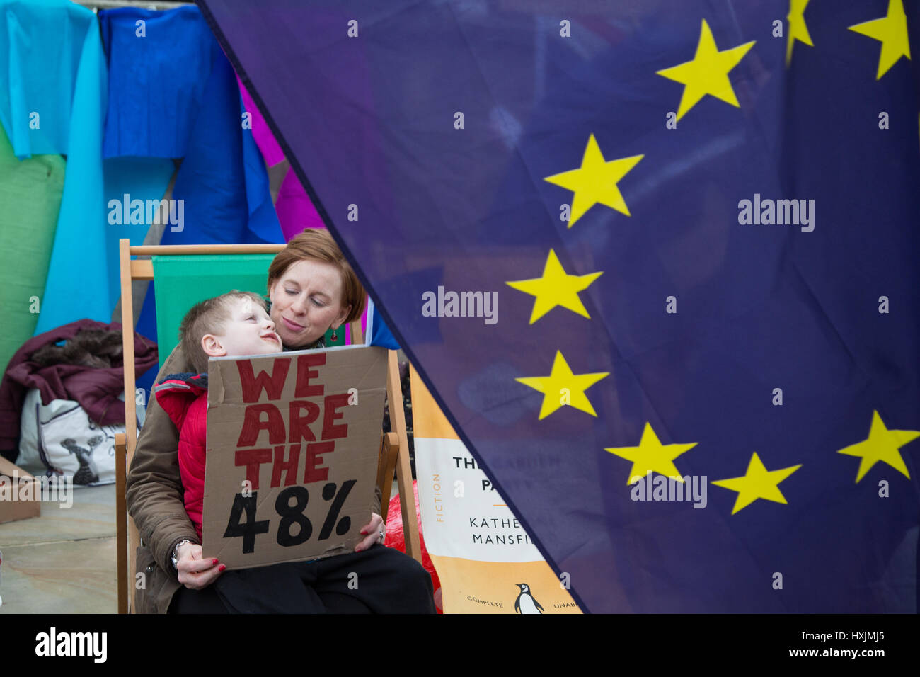 Londra, Regno Unito. Il 29 marzo 2017. Pro e UE e anti Brexit protesta in whithall sull'articolo 50 viene attivato. Credito: Thabo Jaiyesimi/Alamy Live News Foto Stock